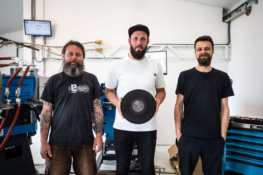 Ondrej Slivka (uprostred) a jeho spolupracovníci z Vinyl-LABu. Foto N – Vladimír Šimíček