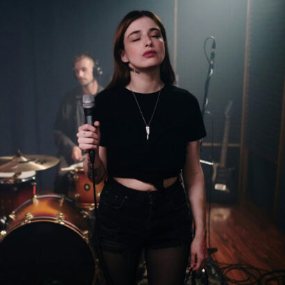 A new scientific report has been published about the positive impact listening to music can have on both mental and physical health. Among the findings, researchers revealed that listening to music can help people recover from surgery by slowing the heart rate and alleviating the perception of pain, saying it had “noticeable effects” on patients during their recovery period.